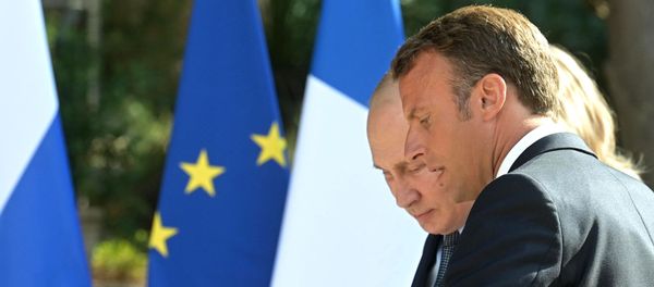 Президент РФ Владимир Путин и президент Франции Эммануэль Макрон во время встречи в резиденции президента Франции Форт Брегансон - Sputnik Азербайджан