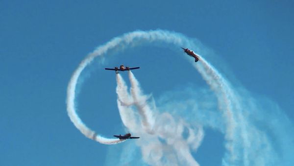 Российские летчики показали новую фигуру высшего пилотажа  - Sputnik Азербайджан