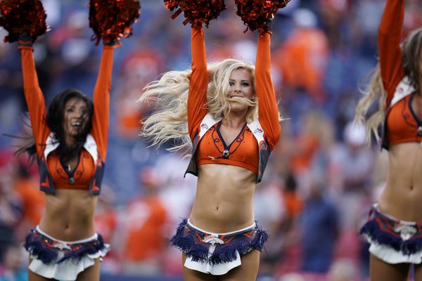 Девушки из группы поддержки футбольного клуба Denver Broncos в перерыве футбольного матча между Denver Broncos и San Francisco 49ers в Денвере - Sputnik Азербайджан