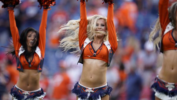 Девушки из группы поддержки футбольного клуба Denver Broncos в перерыве футбольного матча между Denver Broncos и San Francisco 49ers в Денвере - Sputnik Азербайджан
