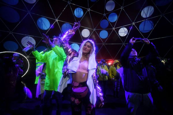 Посетители на фестивале современной музыки и технологий Alfa Future People в Нижегородской области - Sputnik Азербайджан