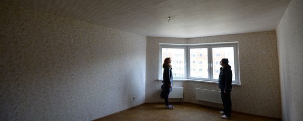 Мужчина и женщина осматривают квартиру, фото из архива - Sputnik Азербайджан