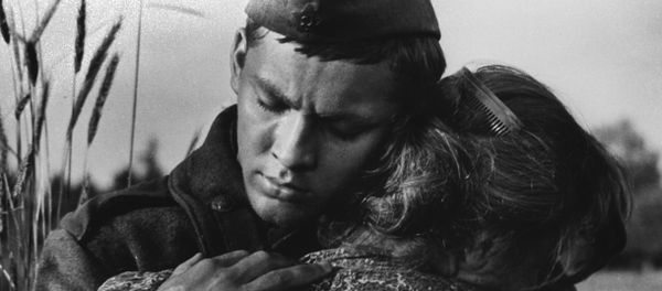 Кадр из фильма Баллада о солдате режиссера Григория Чухрая. Шура - актриса Жанна Прохоренко, рядовой Алеша Скворцов - актер Владимир Ивашов - Sputnik Азербайджан