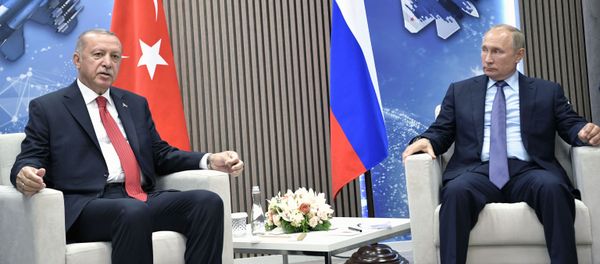 Президент РФ Владимир Путин и президент Турции Реджеп Тайип Эрдоган (слева) во время переговоров на полях Международного авиакосмического салона МАКС-2019 - Sputnik Азербайджан