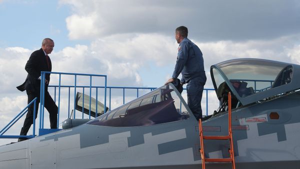 Президент Турции Реджеп Тайип Эрдоган осматривает российский многофункциональный истребитель Су-57, фото из архива - Sputnik Азербайджан
