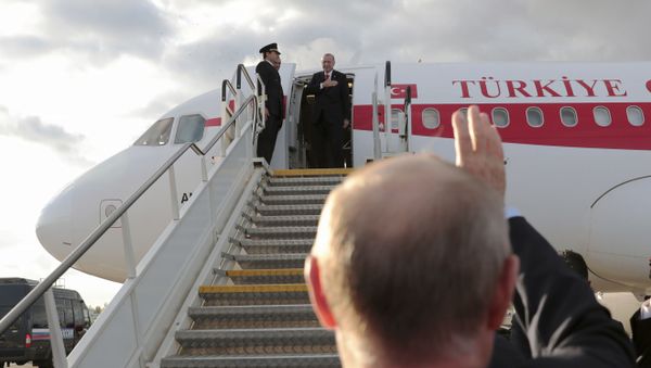 Rusiya Prezidenti Vladimir Putin Türkiyə Prezidenti Rəcəb Tayyib Ərdoğanı qarşılayır - Sputnik Азербайджан
