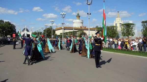 Военный оркестр Азербайджана продолжает выступления в международном военно-музыкальном фестивале Спасская башня - Sputnik Азербайджан