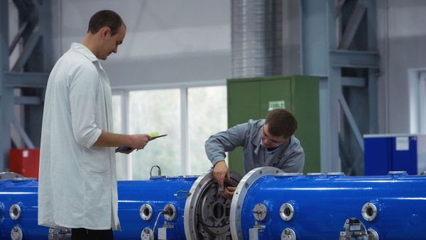 Сотрудники выполняют работы по монтажу элементов исследовательского ядерного нейтронного реактора, фото из архива - Sputnik Азербайджан