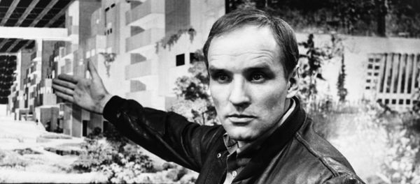 Художественный фильм Любить человека режиссера Сергея Герасимова о молодых архитекторах. Советский актер театра и кино Анатолий Солоницын в роли Дмитрия Андреевича Калмыкова - Sputnik Азербайджан