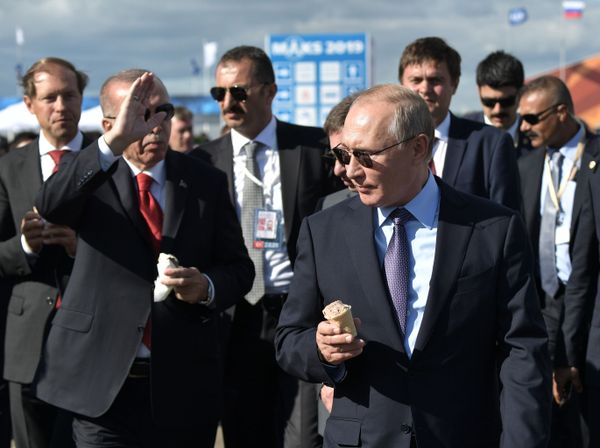 Президент РФ Владимир Путин и президент Турции Реджеп Тайип Эрдоган (слева) с мороженым во время посещения Международного авиакосмического салона МАКС-2019, 27 августа 2019. - Sputnik Азербайджан