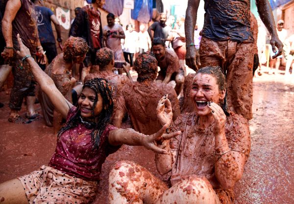 Участники ежегодного праздника La Tomatina в городе Буньоль провинции Валенсия в Испании - Sputnik Азербайджан