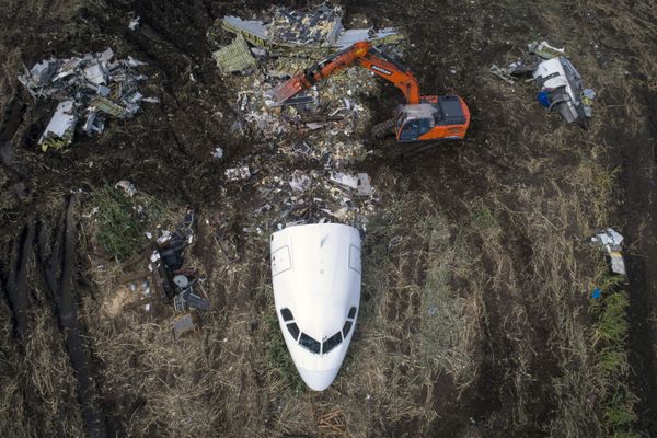 Вывоз самолета Airbus A321 с места ЧП - Sputnik Азербайджан