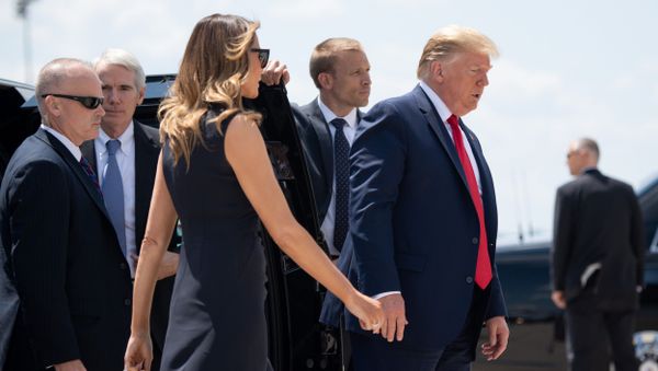 Трамп подзывает жену жестом дрессировщика - Sputnik Азербайджан