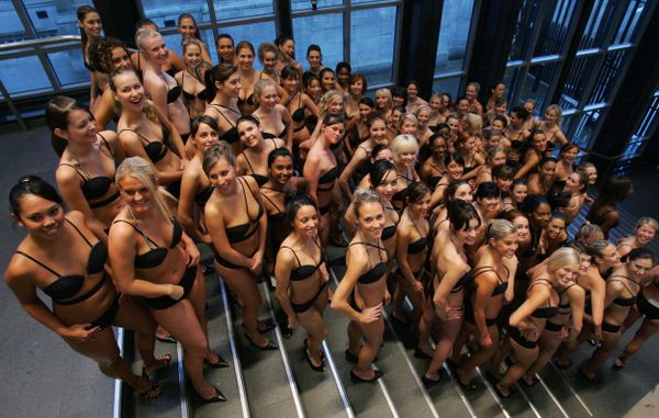 Группа моделей, одетых в бюстгальтеры 'Multiplunge Bra' бренда Wonderbra во время фотоколла в Национальной галерее в Лондоне в 2006 году - Sputnik Азербайджан