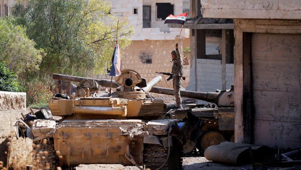 Солдат сирийской армии держит сирийский флаг, Идлиб, Сирия, фото из архива Солдат сирийской армии держит сирийский флаг, Идлиб, Сирия, фото из архива - Sputnik Азербайджан