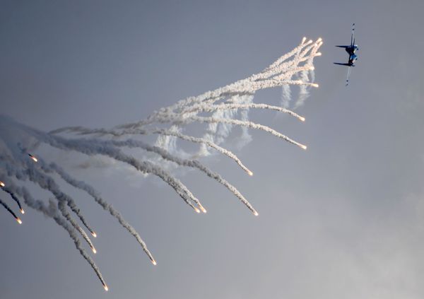 Самолет Су-30СМ пилотажной группы Русские витязи выполняет демонстрационный полет на Международном авиационно-космическом салоне МАКС-2019 в подмосковном Жуковском Самолет Су-30СМ пилотажной группы Русские витязи выполняет демонстрационный полет на Международном авиационно-космическом салоне МАКС-2019 в подмосковном Жуковском - Sputnik Азербайджан