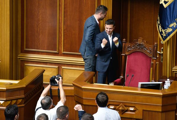 Президент Украины Владимир Зеленский на заседании Верховной рады в Киеве Президент Украины Владимир Зеленский на заседании Верховной рады в Киеве - Sputnik Азербайджан