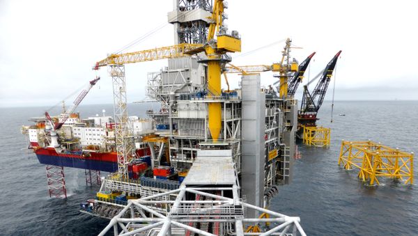 Вид на нефтяную платформу Equinor на месторождении Johan Sverdrup в Северном море - Sputnik Азербайджан