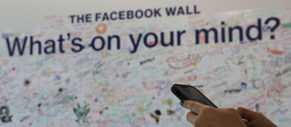 Женщина использует свой мобильный телефон в офисе Facebook в Дубае, Объединенные Арабские Эмираты, фото из архива - Sputnik Азербайджан