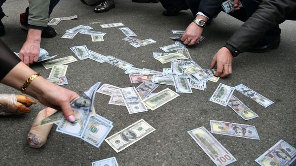 Активисты собирают поддельные долларовые купюры  во время митинга в Киеве 20 марта 2019 года - Sputnik Азербайджан