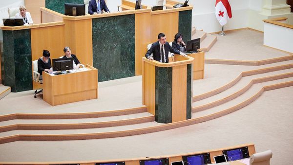 Георгий Гахария в парламенте - Sputnik Азербайджан