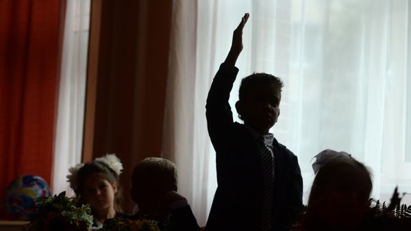 Первоклассники на первом уроке, фото из архива - Sputnik Азербайджан