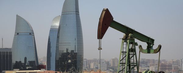 Нефтяная скважина на фоне небоскребов в Баку, фото из архива - Sputnik Азербайджан
