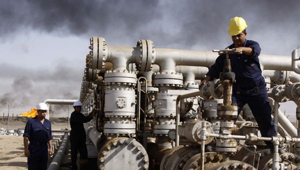 Рабочие работают на нефтеперерабатывающем заводе, фото из архива - Sputnik Азербайджан