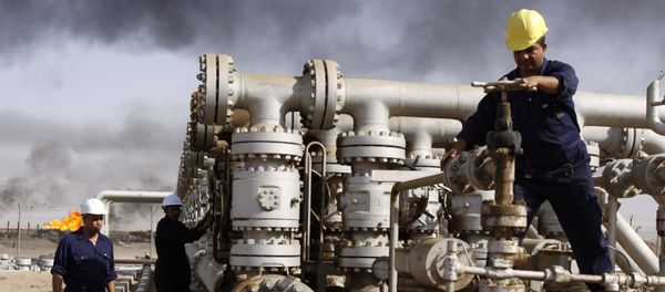 Рабочие работают на нефтеперерабатывающем заводе, фото из архива - Sputnik Азербайджан