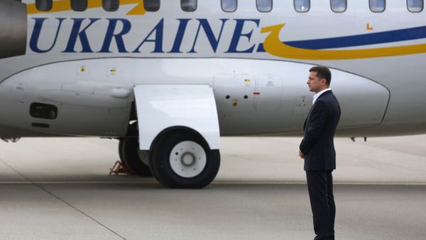 Президент Украины Владимир Зеленский встречает участников договоренности об освобождении между Россией и Украиной в аэропорту Борисполь - Sputnik Азербайджан