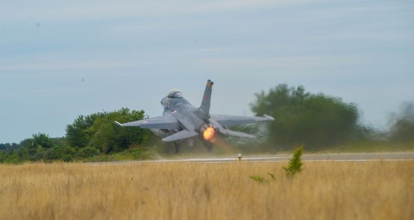 Турецкие истребители в небе над Евлахом - фото, видео - Sputnik Азербайджан