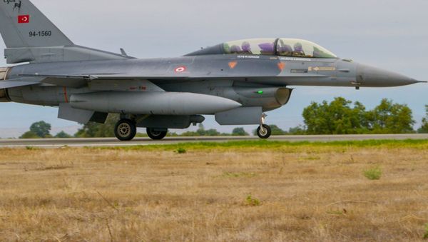 Истребитель F-16 на аэродроме в Евлахе - Sputnik Азербайджан