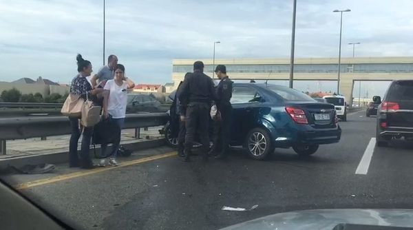 Аварии в Баку и регионе: грузовик перевернулся, легковушка протаранила ограждение - Sputnik Азербайджан