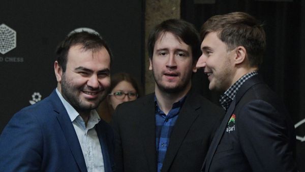 Слева направо: гроссмейстеры Шахрияр Мамедъяров (Азербайджан), Теймур Раджабов (Азербайджан) и Сергей Карякин (Россия) на этапе Гран-при Москвы по шахматам, фото из архива - Sputnik Азербайджан