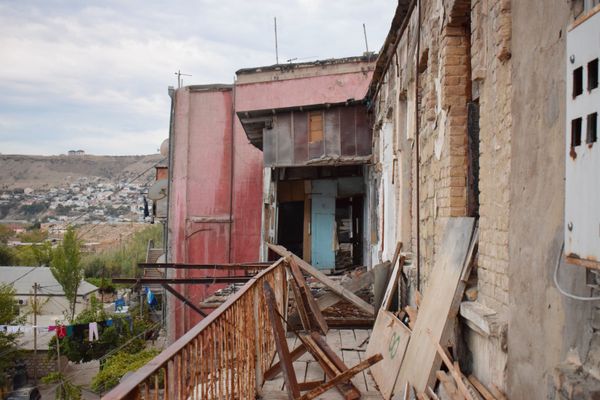 С риском для жизни: жильцы аварийного дома в Баку не желают покидать его развалины - Sputnik Азербайджан