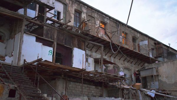 Аварийное здание расположенное по улице Арифа Исмайлова в Сабаильском районе Баку - Sputnik Азербайджан