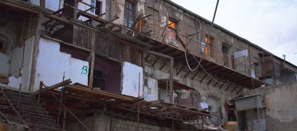 Аварийное здание расположенное по улице Арифа Исмайлова в Сабаильском районе Баку - Sputnik Азербайджан