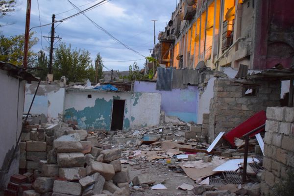 С риском для жизни: жильцы аварийного дома в Баку не желают покидать его развалины - Sputnik Азербайджан