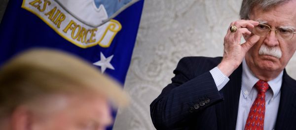 Джон Болтон слушает президента США Дональда Трампа, фото из архива - Sputnik Азербайджан