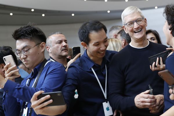 Генеральный директор Apple Тим Кук во время презентации новинок компании в Калифорнии - Sputnik Азербайджан