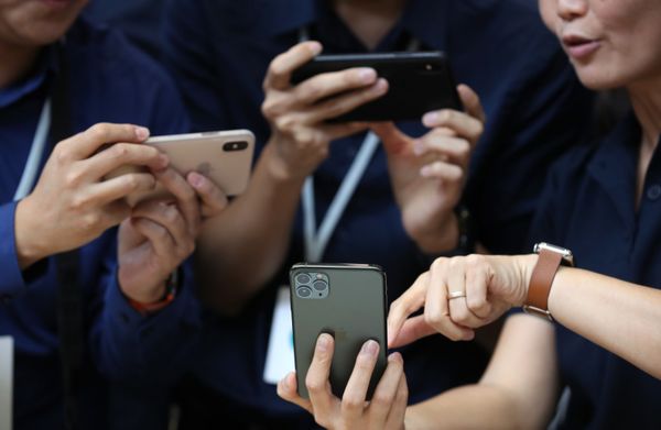 Посетители рассматривают новые Apple iPhone 11 Pro в Калифорнии  - Sputnik Азербайджан