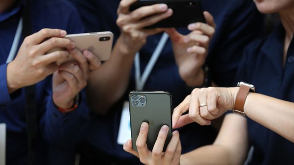 Посетители рассматривают новые Apple iPhone 11 Pro, фото из архива - Sputnik Азербайджан