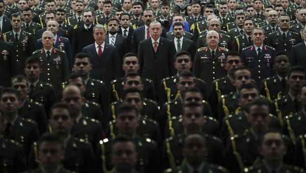 Президент Турции Реджеп Тайип Эрдоган (в центре) в сопровождении министра обороны Турции Хулуси Акара, фото из архива - Sputnik Азербайджан