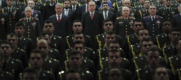 Президент Турции Реджеп Тайип Эрдоган (в центре) в сопровождении министра обороны Турции Хулуси Акара, фото из архива - Sputnik Азербайджан