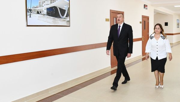 Президент Ильхам Алиев ознакомился с состоянием школы номер 101 в Сураханском районе Баку после капремонта и реконструкции - Sputnik Азербайджан