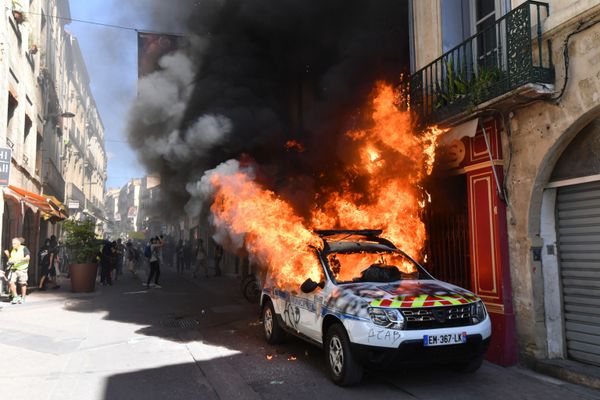 Полицейский автомобиль, подожженный участниками протестного движения Желтые жилеты в Монпелье, Франция - Sputnik Азербайджан