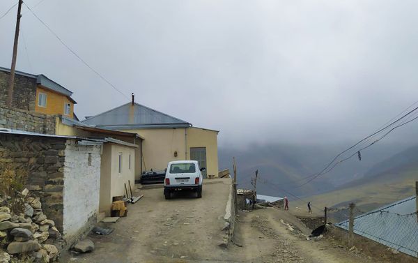 В село Хыналыг ведут сразу несколько крутых тропинок, но местные жители, привыкшие лазить по горам, с легкостью поднимаются вверх - Sputnik Азербайджан