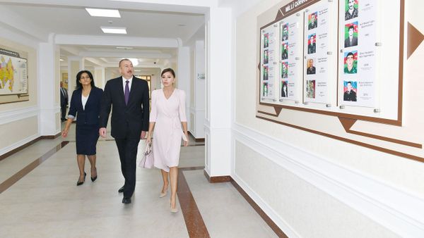 Президент Азербайджана Ильхам Алиев и первая леди Мехрибан Алиева приняли участие в открытии нового учебного комплекса полной средней школы номер 300 в Бинагадинском районе города Баку - Sputnik Азербайджан