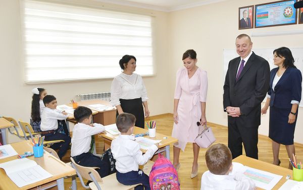 Президент Азербайджана Ильхам Алиев и первая леди Мехрибан Алиева приняли участие в открытии нового учебного комплекса полной средней школы номер 300 в Бинагадинском районе города Баку - Sputnik Азербайджан
