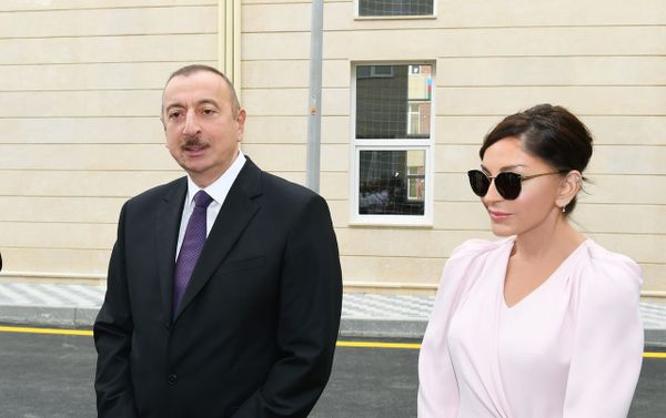 Президент Азербайджана Ильхам Алиев и первая леди Мехрибан Алиева приняли участие в открытии нового учебного комплекса полной средней школы номер 300 в Бинагадинском районе города Баку - Sputnik Азербайджан